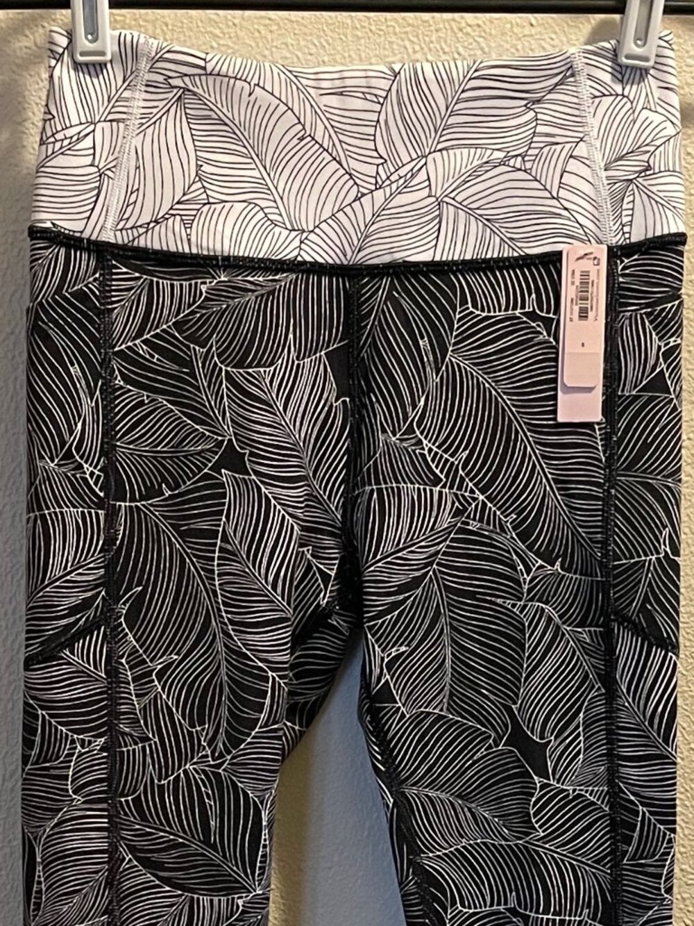 victoria's secret on point FLOW leggings essential pocket black white palm print